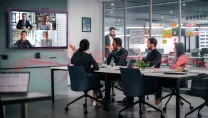 Visuelle Lösungen - Menschen sitzen im Meeting am Tisch